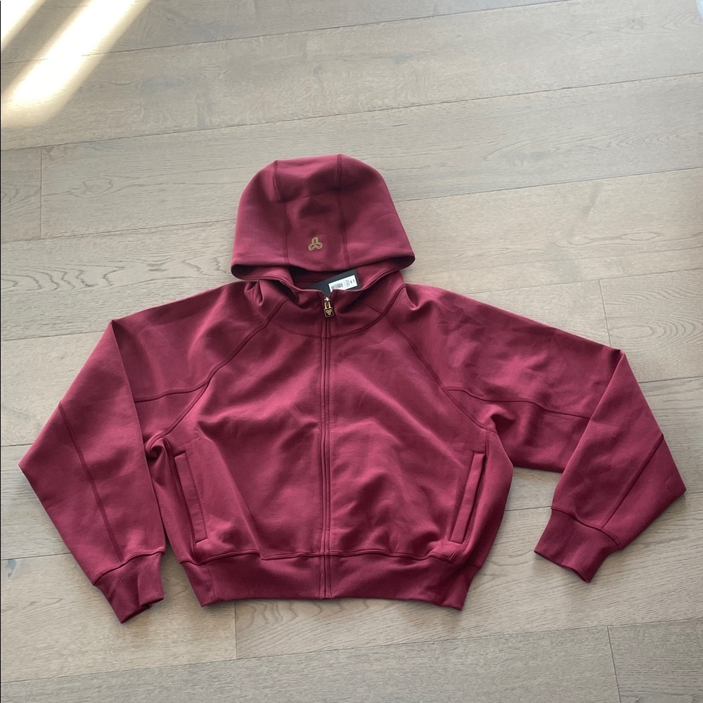 Aritzia Golden NWT - Oxygen High Hip hoodie. Cordovan colour.